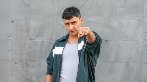 صور ألبير تشانكايا من السجن بشخصية علي جبار في الموسم الثاني من انت من احب